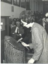 22 Nisan 1963 Okul Birincisi tarafindan yas kutugune gumus plaket cakilirken